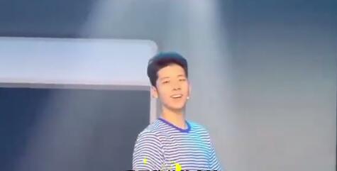 郭涛儿子高中毕业 18岁的石头成熟帅气-第1张图片-九妖电影