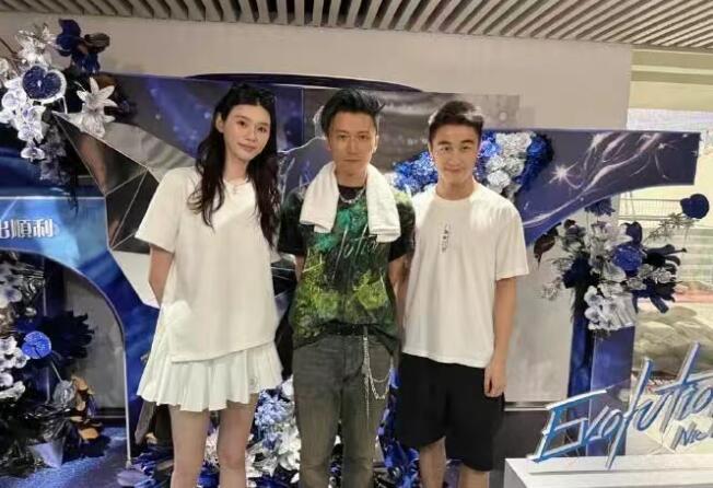 奚梦瑶何猷君现身谢霆锋杭州演唱会 力破不实传闻-第1张图片-九妖电影