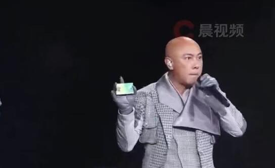 张卫健在演唱会上掏出“老年卡” 求大家别欺负老人家-第1张图片-九妖电影