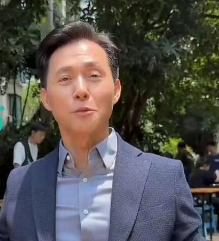 前TVB演员张国强晒片场吃盒饭：我这个年纪还有工作 多好-第1张图片-九妖电影