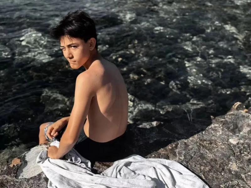 刘烨夫妇带儿女度假 网友：刘烨太瘦了-第1张图片-九妖电影