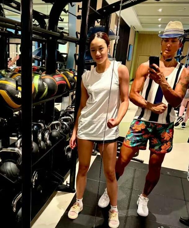 吴尊女儿neinei晒照 手臂肌肉线条被赞健康美-第1张图片-九妖电影