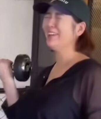 刘品言挺7个月孕肚举哑铃引热议 两个月前官宣结婚-第1张图片-九妖电影