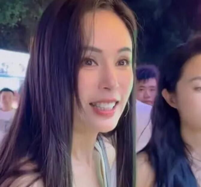 “小龙女”李若彤逛夜市 网友：看上去才二十多岁-第1张图片-九妖电影