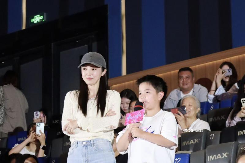 宋佳佟丽娅亮相《轻于鸿毛》首映 王俊凯说想再刷-第2张图片-九妖电影