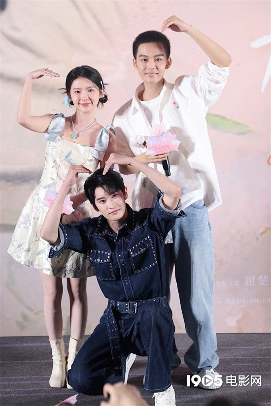 《有朵云像你》首映礼 屈楚萧、王子文盛装出席-第1张图片-旧杳电影网