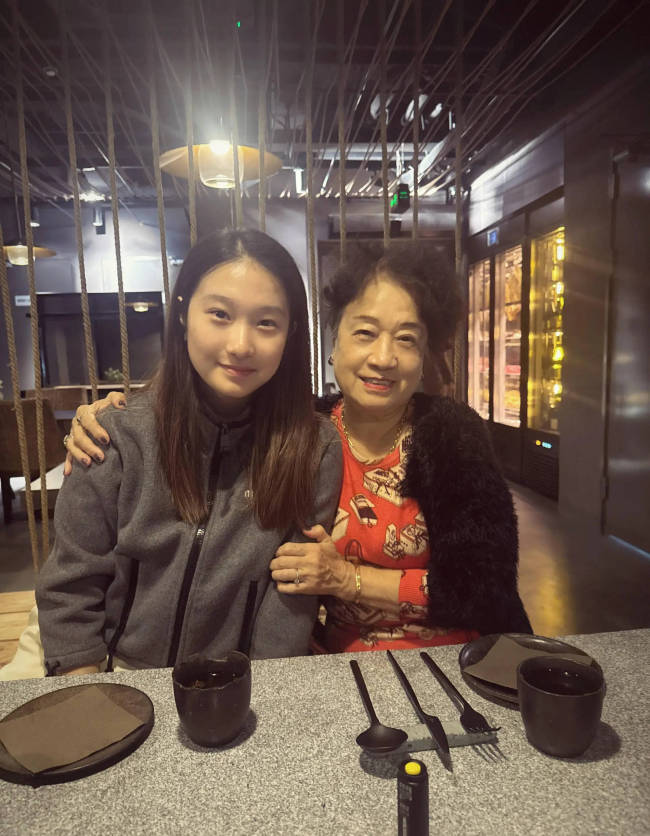 马伊琍大女儿晒与姥姥合照显乖巧!长得像爸爸文章-第1张图片-旧杳电影网 马伊琍大女儿晒与姥姥合照显乖巧!长得像爸爸文章-第1张图片-旧杳电影网