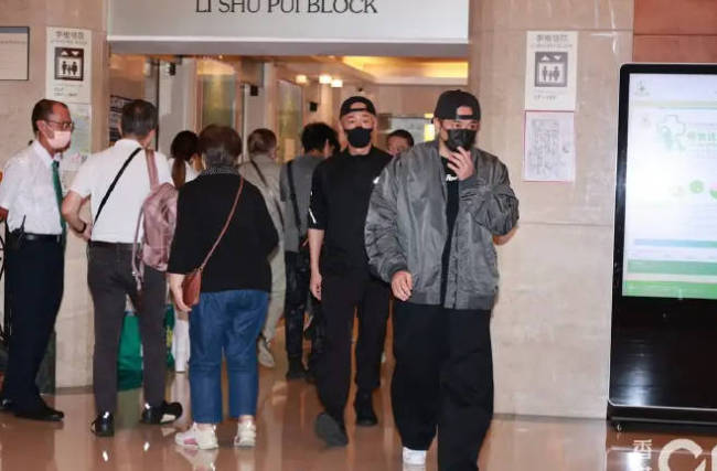 目前许绍雄还未苏醒 一众港星前往医院探望他-第1张图片-旧杳电影网