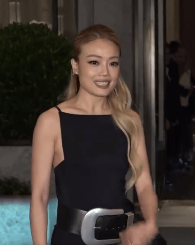 容祖儿回应与成龙误会！称成龙摸其后背是捕风捉影-第1张图片-旧杳电影网