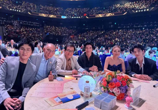 容祖儿回应与成龙误会！称成龙摸其后背是捕风捉影-第3张图片-旧杳电影网