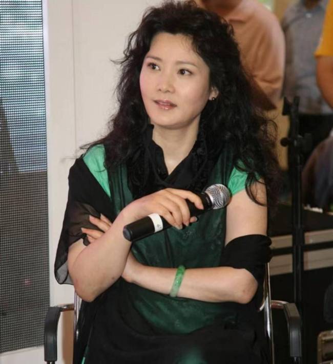 何赛飞怒斥张柏芝后道歉:我这人脾气急并非针对人-第2张图片-旧杳电影网 何赛飞怒斥张柏芝后道歉:我这人脾气急并非针对人-第2张图片-旧杳电影网