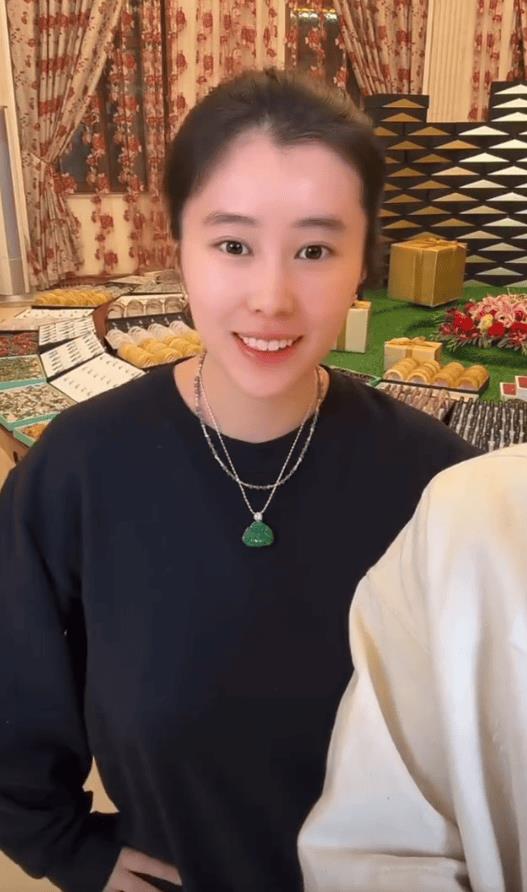 杨子带大女儿杨海润直播带货引热议-第2张图片-旧杳电影网 杨子带大女儿杨海润直播带货引热议-第2张图片-旧杳电影网