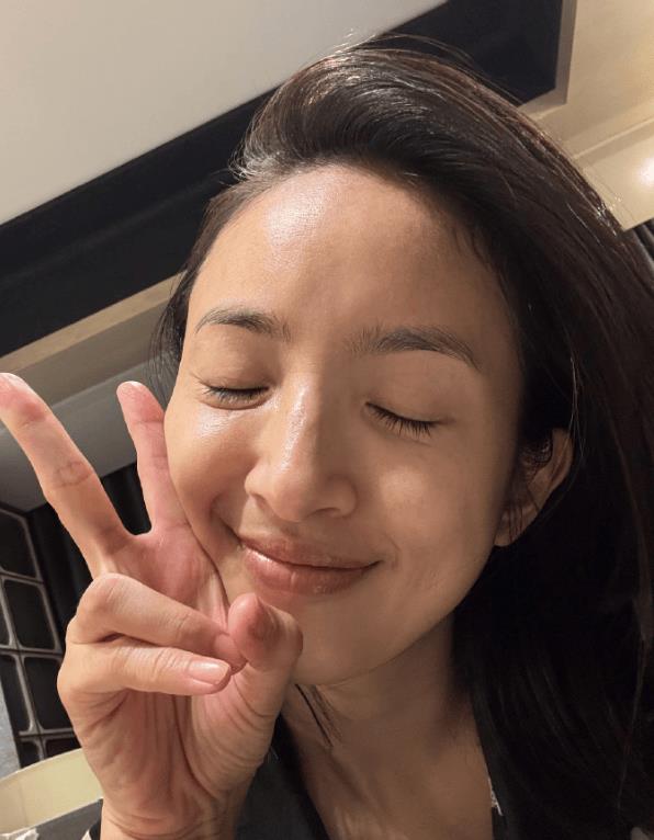 林依晨晒照庆生素颜能打 和女儿同一天生日很幸福-第2张图片-旧杳电影网