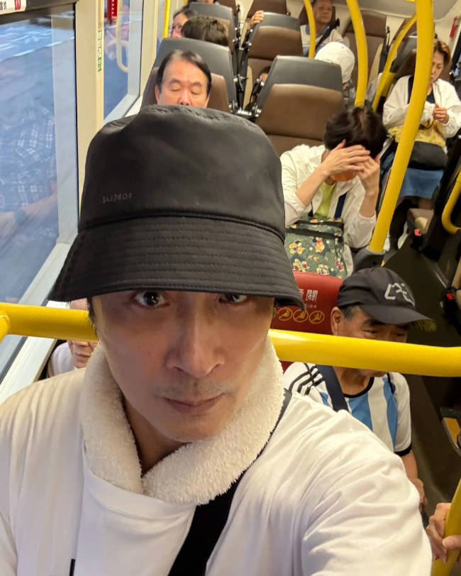 63岁吴镇宇刷老年卡坐公交被司机质疑-第2张图片-旧杳电影网