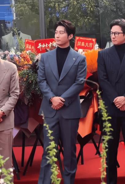 窦骁辟谣与何超莲离婚后首现身 戴着婚戒状态不错-第1张图片-旧杳电影网