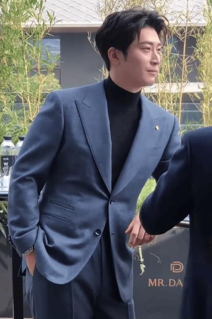 窦骁辟谣与何超莲离婚后首现身 戴着婚戒状态不错-第2张图片-旧杳电影网