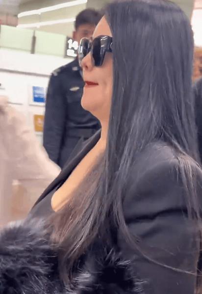 李湘机场被贴脸开大 被问是否看到模仿自己的网友-第2张图片-旧杳电影网