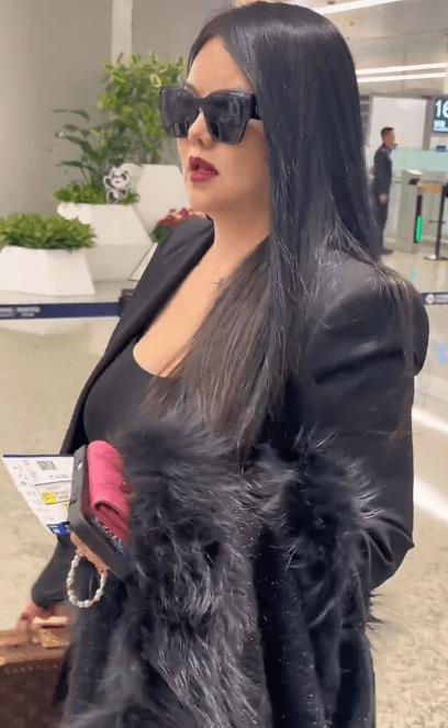 李湘机场被贴脸开大 被问是否看到模仿自己的网友-第1张图片-旧杳电影网