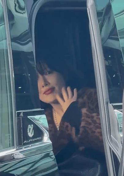 泫雅音乐节晕倒后首现身机场 向粉丝挥手状态良好-第1张图片-旧杳电影网