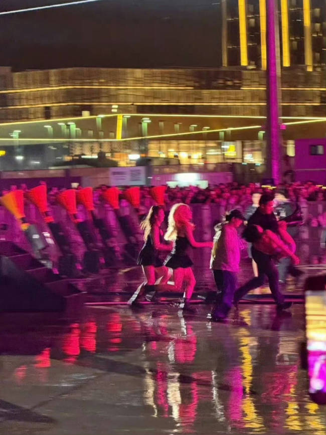 泫雅音乐节演出时晕倒 倒地被工作人员抱下台-第2张图片-旧杳电影网 泫雅音乐节演出时晕倒 倒地被工作人员抱下台-第2张图片-旧杳电影网