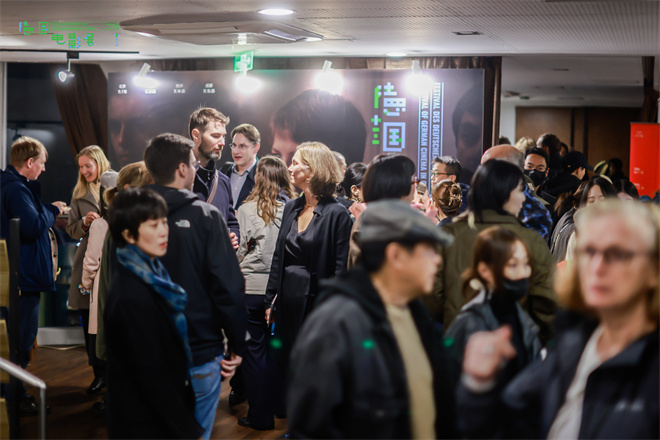 德国电影展开幕 悬疑惊悚片《歇斯底里》为开幕片-第8张图片-旧杳电影网 德国电影展开幕 悬疑惊悚片《歇斯底里》为开幕片-第8张图片-旧杳电影网