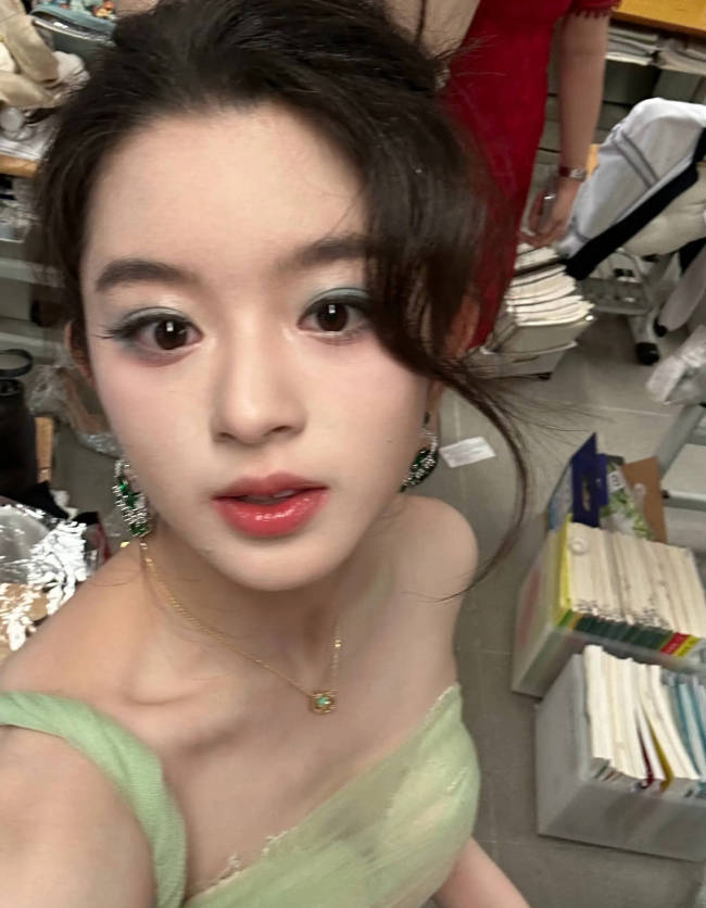 黄杨钿甜时隔六个月更新社交平台 晒自拍状态不错-第3张图片-旧杳电影网 黄杨钿甜时隔六个月更新社交平台 晒自拍状态不错-第3张图片-旧杳电影网