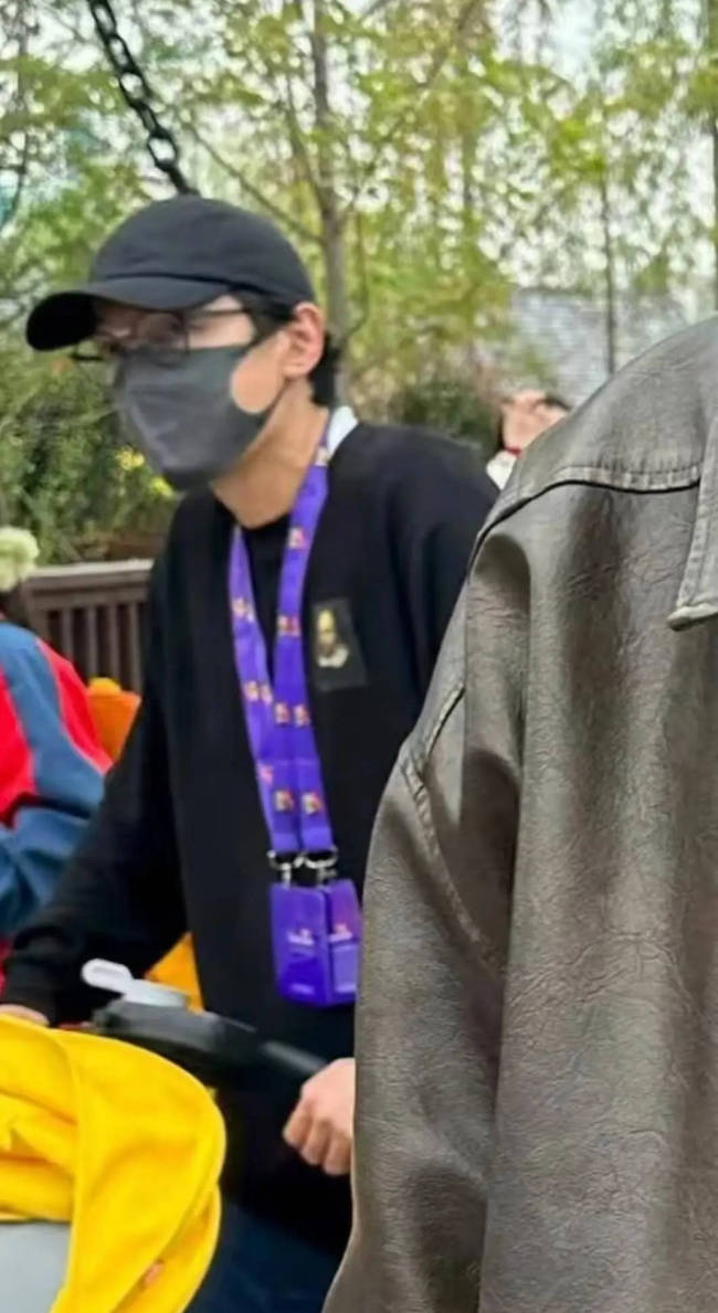 胡歌带女儿逛乐高乐园被偶遇！小茉莉十分乖巧-第1张图片-旧杳电影网