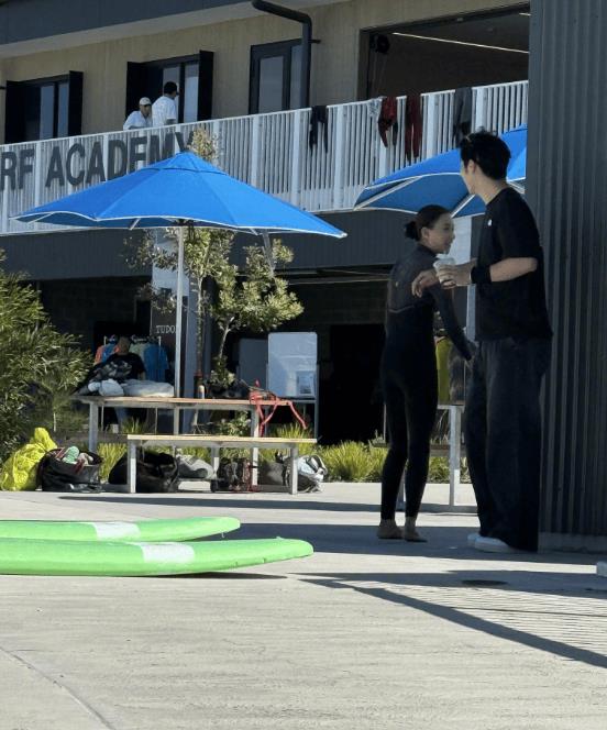 何超莲窦骁婚变风波后首同框 笑容满面心情超好-第1张图片-旧杳电影网