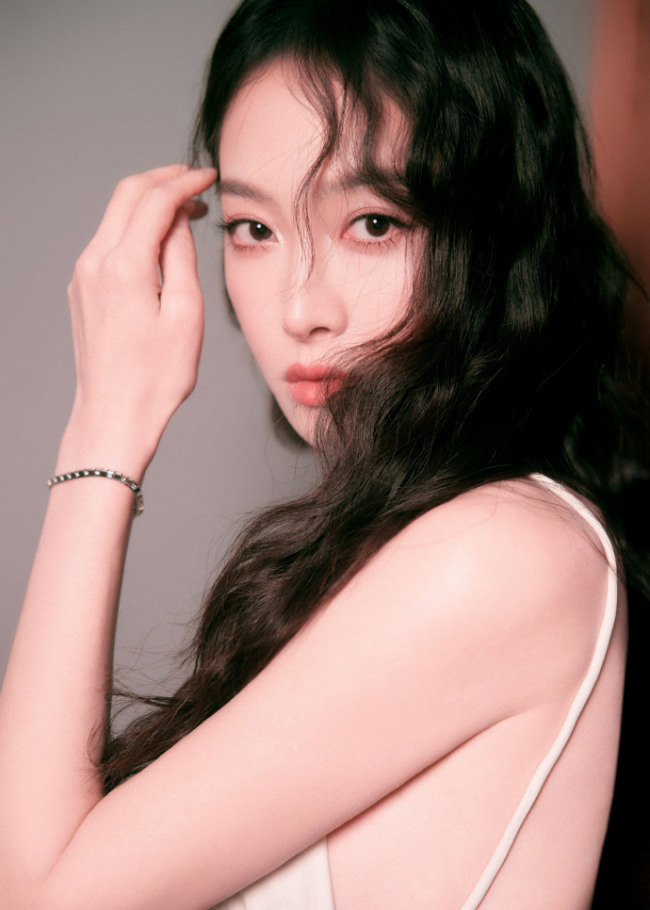 宋茜穿亮片露背裙性感美艳 四肢纤细锁骨诱人-第1张图片-旧杳电影网