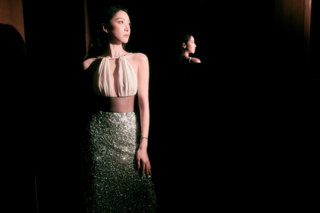 宋茜穿亮片露背裙性感美艳 四肢纤细锁骨诱人-第3张图片-旧杳电影网