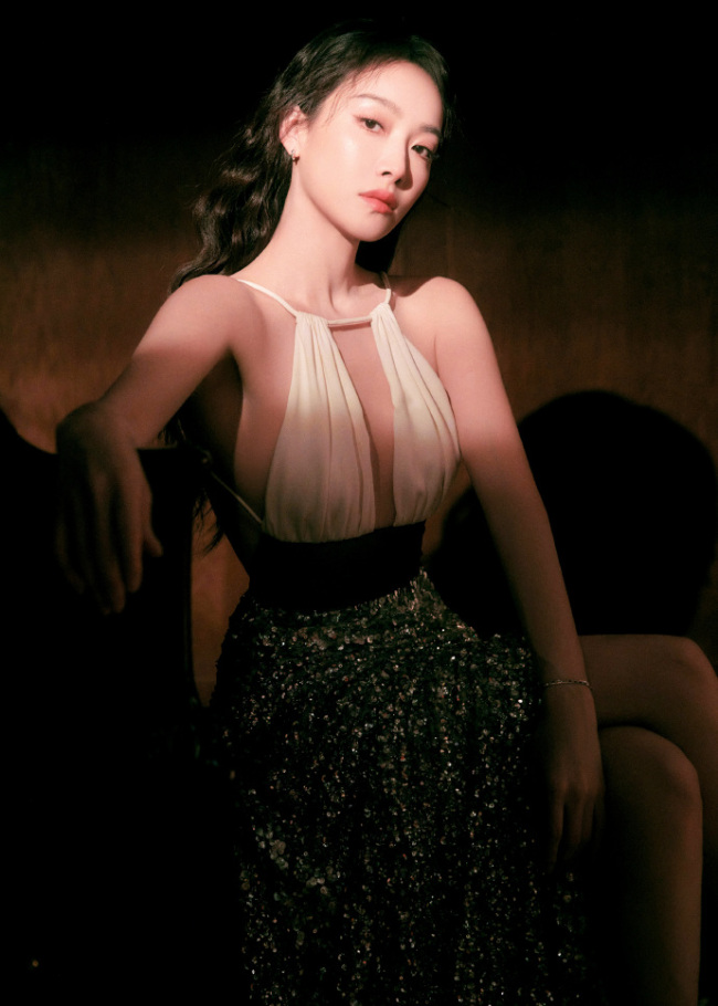 宋茜穿亮片露背裙性感美艳 四肢纤细锁骨诱人-第2张图片-旧杳电影网