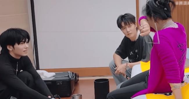 何赛飞因行李箱被踹坏爆哭!柯淳:谢谢何老师包容-第3张图片-旧杳电影网 何赛飞因行李箱被踹坏爆哭!柯淳:谢谢何老师包容-第3张图片-旧杳电影网