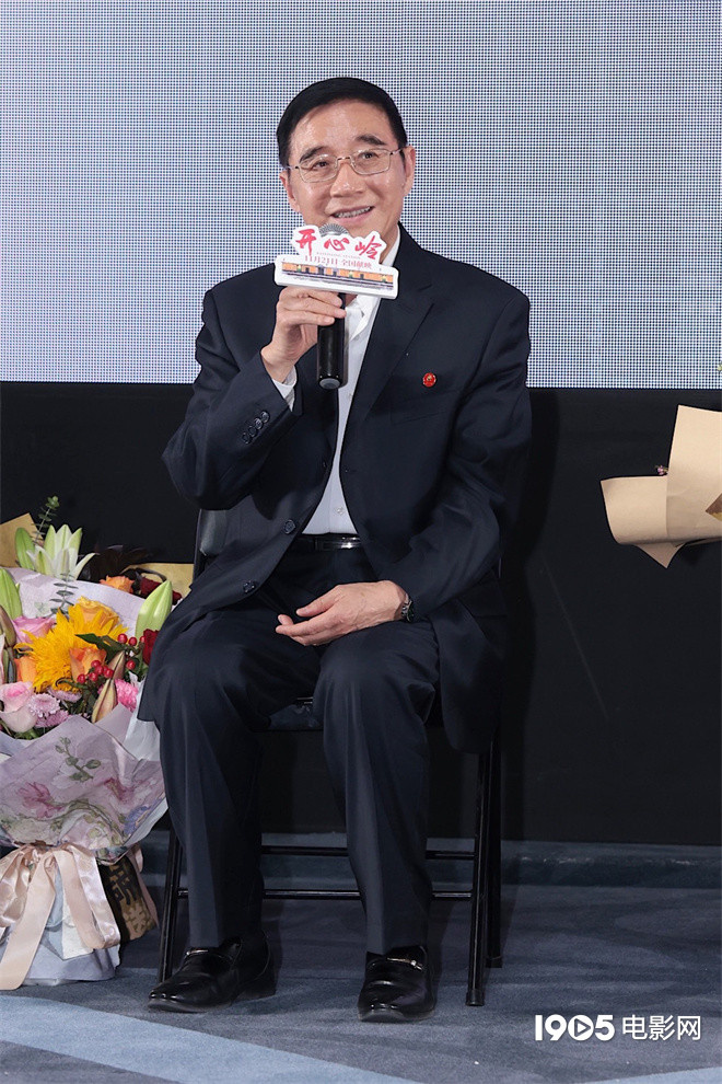 电影《开心岭》首映 巫刚向牺牲烈士鞠躬致敬-第3张图片-旧杳电影网