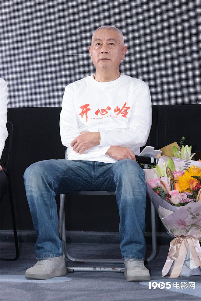 电影《开心岭》首映 巫刚向牺牲烈士鞠躬致敬-第5张图片-旧杳电影网