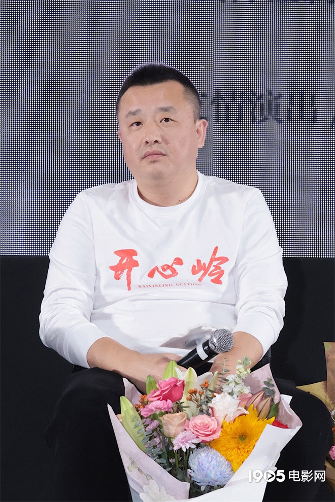 电影《开心岭》首映 巫刚向牺牲烈士鞠躬致敬-第4张图片-旧杳电影网