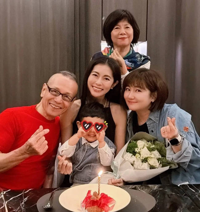 Selina带儿子给妹妹庆生 对镜比心脸颊圆润笑容甜-第1张图片-旧杳电影网