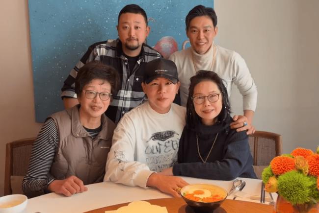 胡彦斌晒照为妈妈庆生！网友称其妈妈像老版易梦玲-第2张图片-旧杳电影网