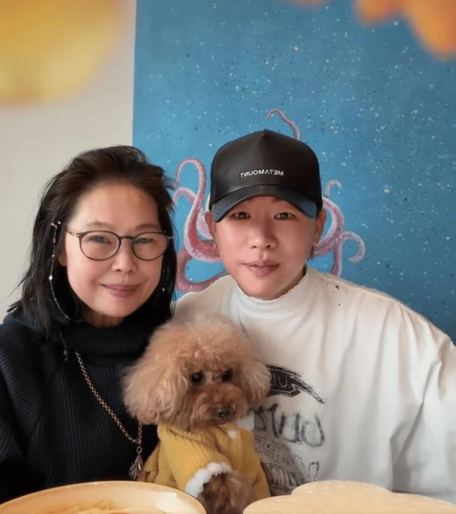 胡彦斌晒照为妈妈庆生！网友称其妈妈像老版易梦玲-第1张图片-旧杳电影网