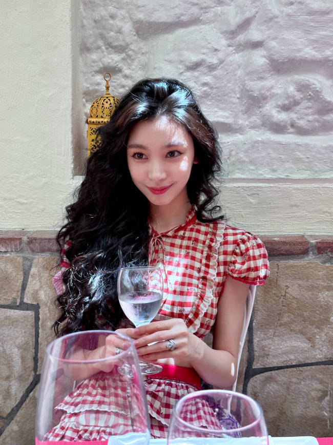 胡彦斌晒照为妈妈庆生！网友称其妈妈像老版易梦玲-第4张图片-旧杳电影网