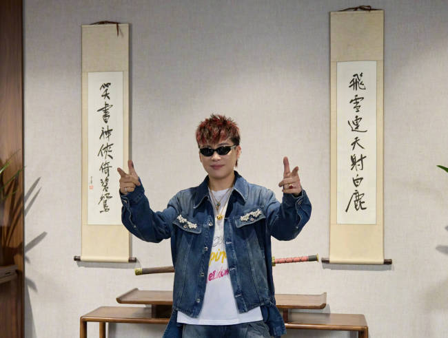 胡彦斌空降粉丝群回应恋情风波：知道你们承受很多-第1张图片-旧杳电影网