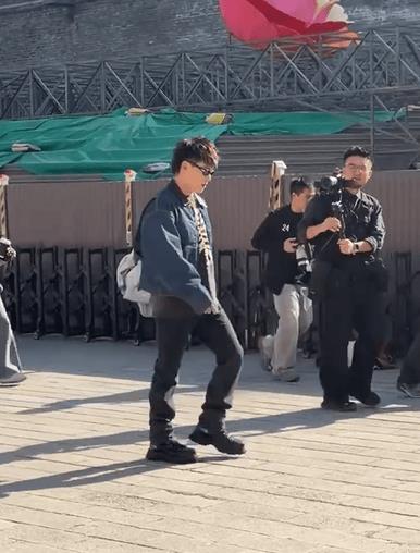 胡彦斌恋情后首现身 戴黑色墨镜气质突出-第1张图片-旧杳电影网