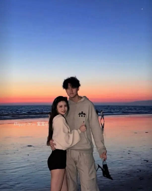 汪峰女儿疑恋爱！与年轻帅哥在海边夕阳下甜蜜拥抱-第1张图片-旧杳电影网