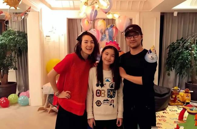 汪峰女儿疑恋爱！与年轻帅哥在海边夕阳下甜蜜拥抱-第2张图片-旧杳电影网