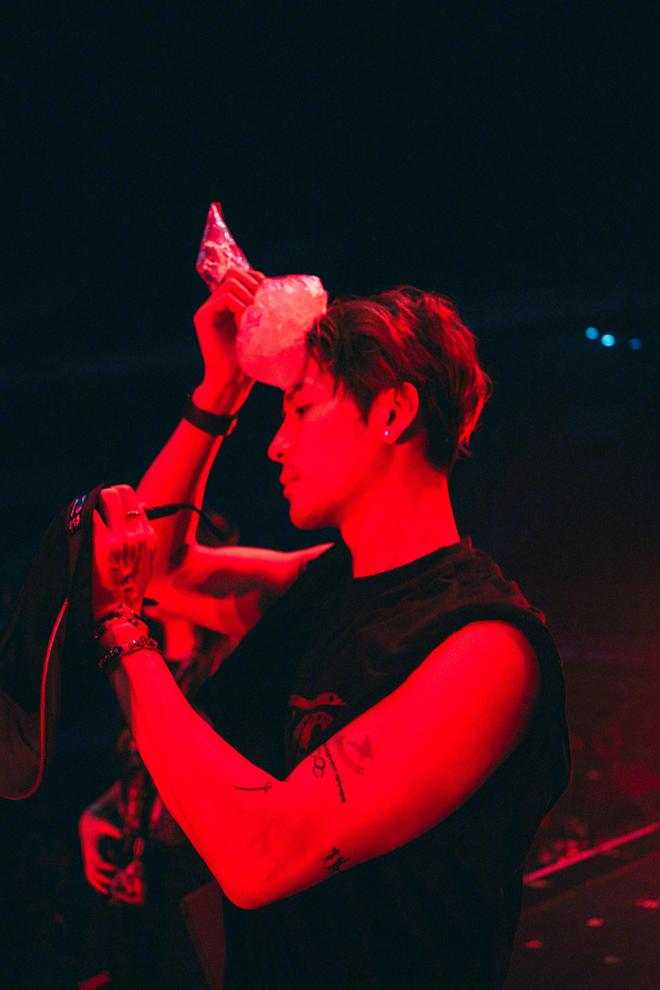 王嘉尔宣布自己解决生理需求！-第1张图片-旧杳电影网