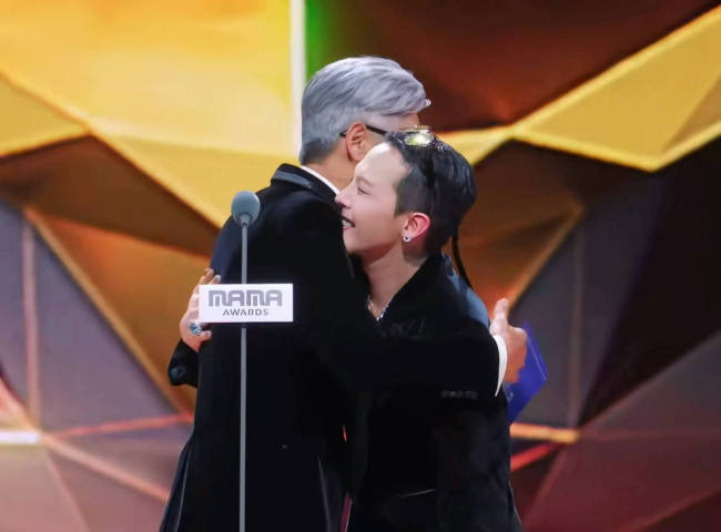 权志龙又来dissMAMA 疑因官方删除助演Wing镜头-第2张图片-旧杳电影网