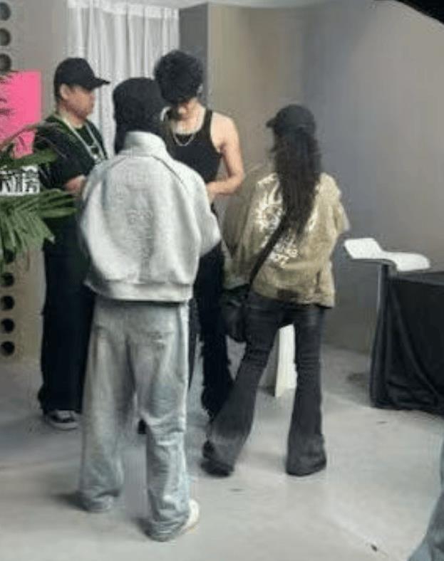 张峻豪疑似回应换衣服时被人偷拍发给粉丝:无语-第4张图片-旧杳电影网 张峻豪疑似回应换衣服时被人偷拍发给粉丝:无语-第4张图片-旧杳电影网