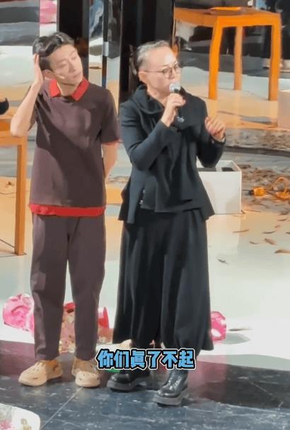 宋丹丹泪洒张一山话剧表演现场-第1张图片-旧杳电影网 宋丹丹泪洒张一山话剧表演现场-第1张图片-旧杳电影网