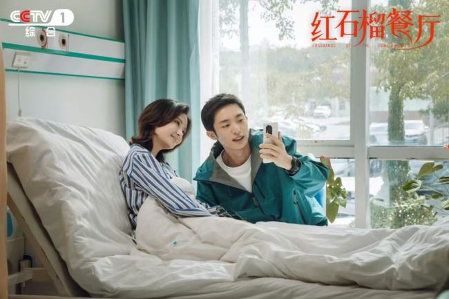 《红石榴餐厅》口碑热度两开花 烟火群像勾绘香气四溢“新疆之美”-第4张图片-旧杳电影网 《红石榴餐厅》口碑热度两开花 烟火群像勾绘香气四溢“新疆之美”-第4张图片-旧杳电影网