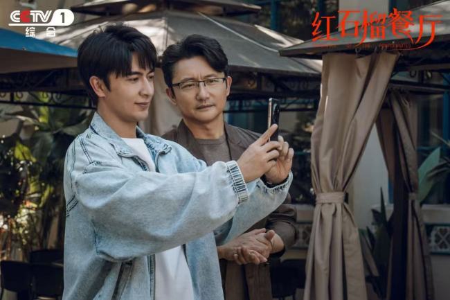 《红石榴餐厅》口碑热度两开花 烟火群像勾绘香气四溢“新疆之美”-第5张图片-旧杳电影网 《红石榴餐厅》口碑热度两开花 烟火群像勾绘香气四溢“新疆之美”-第5张图片-旧杳电影网