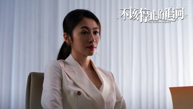 电影《不该停止的追问》发布“曝光偷窥”版海报 题材亮眼立意深远-第1张图片-旧杳电影网